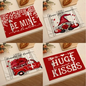Vue détaillée de quatre sets de table en lin pour la Saint-Valentin avec motifs cœurs