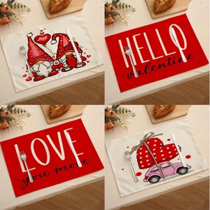 Vue détaillée de sets de table en lin pour la Saint-Valentin avec motifs de cœurs