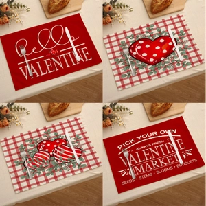 Détails de quatre sets de table en lin pour la Saint-Valentin avec cœurs rouges