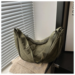 Détail du sac hobo en nylon matelassé vert armée avec texture losange et bandoulière