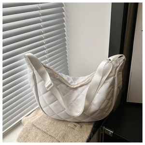 Détail du sac à main matelassé en nylon blanc avec une bandoulière réglable