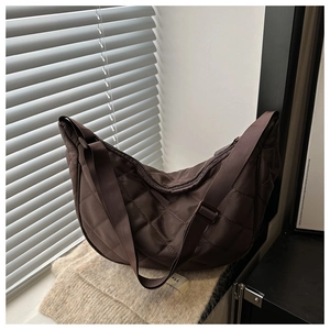 Détails du sac demi-lune en nylon matelassé marron foncé avec motif à losanges