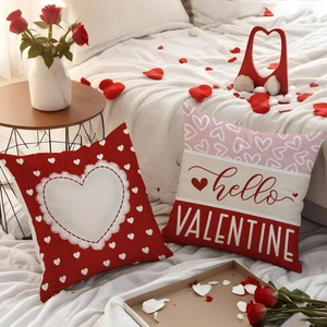 Valentinstag Kissenbezug-Set mit roten Herzen und hello VALENTINE Text auf dem Bett