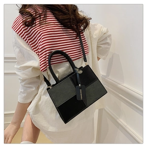 Détail d'un sac bandoulière en patchwork avec empiècement en cuir sur mannequin