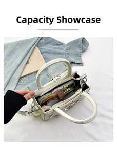 Vue intérieure d'un sac à bandoulière crème montrant un grand espace de rangement quotidien