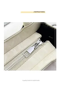 Détail du zip argenté et de la texture marbrée sur un sac à main beige élégant