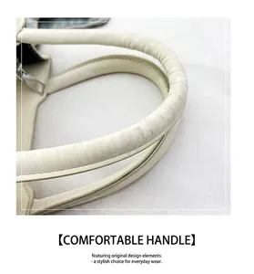 Vue détaillée de la poignée épaisse d'un sac à main blanc pour femme en similicuir