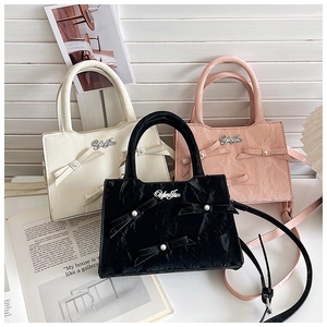 Détail de sacs à main plissés en similicuir avec nœuds papillon et perles en plusieurs coloris