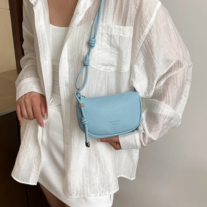 Borsa a tracolla azzurra con motivo litchi e dettaglio nodo alla moda sulla tracolla
