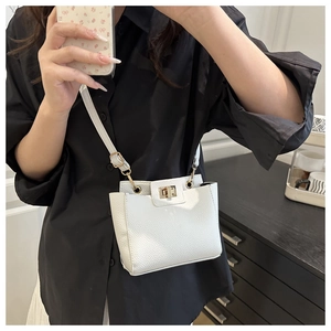 Détail du sac blanc en cuir à grain litchi avec boucle en métal doré luxueuse