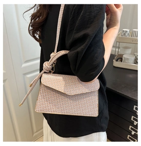Vue latérale du sac bandoulière à motif géométrique avec bandoulière à nœud décoratif