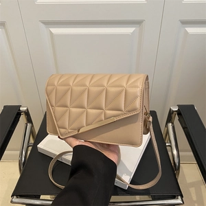 Sac Bandoulière Pour Femmes En Cuir PU Avec Matelassage Triangulaire Et Barre Métallique Dorée Sac À Épaule Rétro