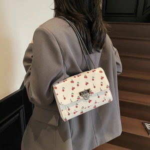 Sac bandoulière chic en cuir blanc avec imprimé cerise et chaîne métallique pour femme