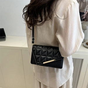 Sac bandoulière matelassé noir chic avec détails dorés et bandoulière réglable