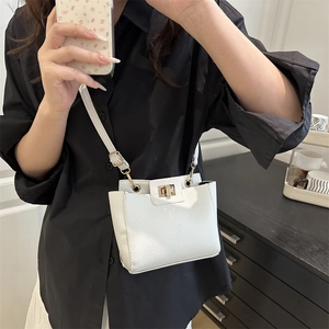 Sac à bandoulière minimaliste en cuir blanc à motif litchi avec fermoir tournant