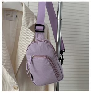Détail du sac de poitrine en nylon lavande avec fermetures éclair et sangle réglable