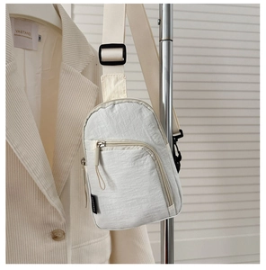 Détail du sac de poitrine en nylon imperméable suspendu avec une tenue décontractée