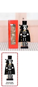 Detail van de 25 cm skelet notenkraker met vleermuisstaf en geschenkverpakking display