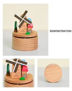 Dettaglio del carillon con mulino e casa in miniatura su base in legno di faggio