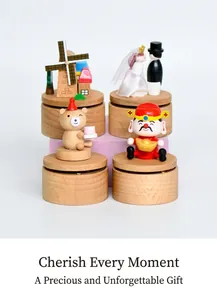 Collezione dettagliata di mini carillon artigianali in faggio con vari temi carini