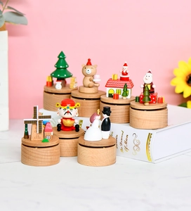 Dettaglio di vari carillon in legno mini con animali rotanti e figure festive colorate