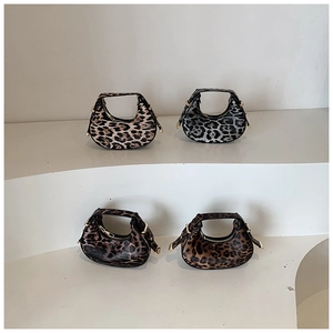 Set mit vier Schultertaschen im Leopardenmuster mit goldenen Reißverschlüssen und Metallteilen