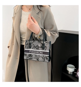 Détail d'un sac cabas en toile avec motifs naturels noirs et blancs et logo de mode