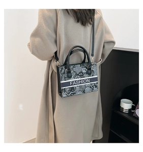 Détail d'un sac cabas à motif vintage avec texte Fashion et bandoulière réglable