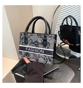 Détails de broderie florale et texte fashion sur le sac fourre-tout bicolore chic