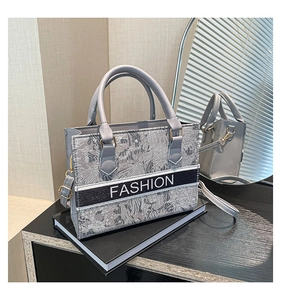 Détail du sac cabas en jacquard gris avec ruban logo FASHION et motifs floraux vintage