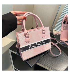 Détail du sac cabas brodé rose avec poignées structurées et une bandoulière réglable rose
