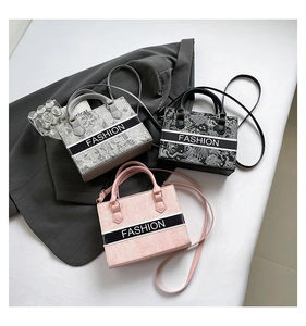 Vue détaillée de sacs à main jacquard en rose noir et gris avec broderie mode élégante