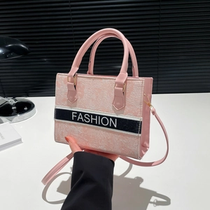 Sac fourre-tout rose en similicuir gaufré avec ruban FASHION et bandoulière