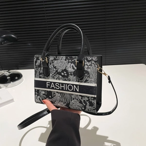 Sac fourre-tout à imprimé noir et blanc avec bandoulière et lettrage FASHION stylé