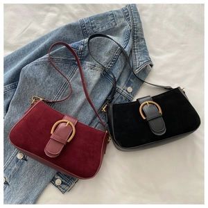 Vue détaillée des sacs vintage en cuir mat avec boucles fer à cheval dorées
