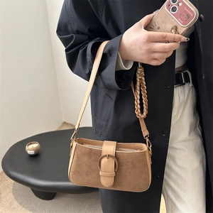Sac bandoulière vintage marron, fini mat, boucle en bronze et bandoulière tissée chic
