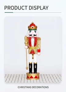 Dettaglio del soldato schiaccianoci da 36 cm con paillettes rosse e oro e uno scettro