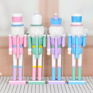 Set van vier pastelkleurige houten notenkrakers met beweegbare hendels achteraanzicht