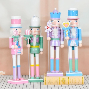 Set van vier notenkrakers van 25 cm in macaronkleuren met snoep-thema decoraties