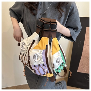 Sac de poitrine croisé multicolore en patchwork avec sangle réglable et détail mode