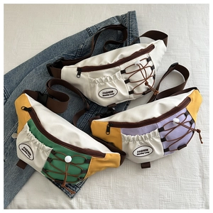 Détail de sacs bandoulière décontractés avec cordons élastiques et patchs logo mode