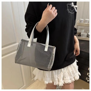 Détail du sac cabas en mesh argenté avec poignées métalliques et texture transparente