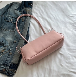 Detail der rosa Schleifentasche mit seitlicher Schnürung auf weichem Denim-Stoff