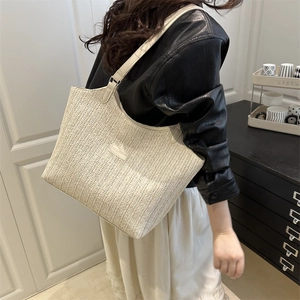 Borsa tote intrecciata beige con trama a V e manici in pelle per la moda estiva donna