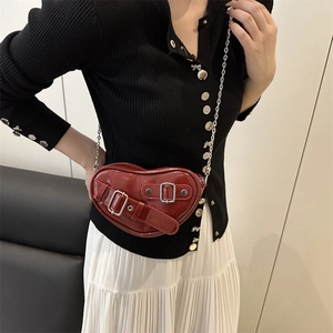Sac bandoulière bordeaux en forme de cœur en cuir brillant avec chaîne argentée