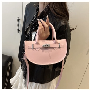 Dettaglio della borsa semicircolare rosa con chiusura a rotazione in metallo e tracolla