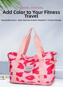 Détail du sac de voyage léopard rose en tissu imperméable avec doubles poignées robustes
