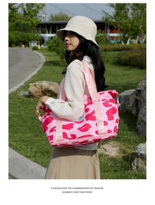 Sac de voyage léopard rose avec compartiment zippé séparé pour chaussures au bas du sac