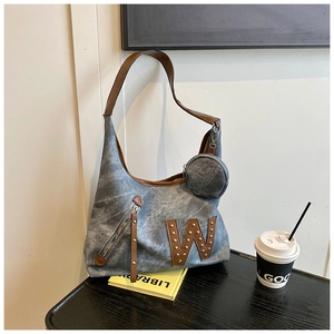 Detalle del bolso tote de lona lavada con adornos de cuero y parche decorativo W