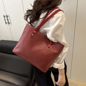 Borsa tote intrecciata rossa minimalista in ecopelle per un uso quotidiano a spalla
